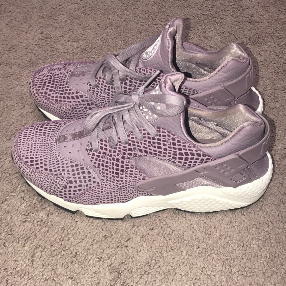 Women’s lavender/purple Nike huarache